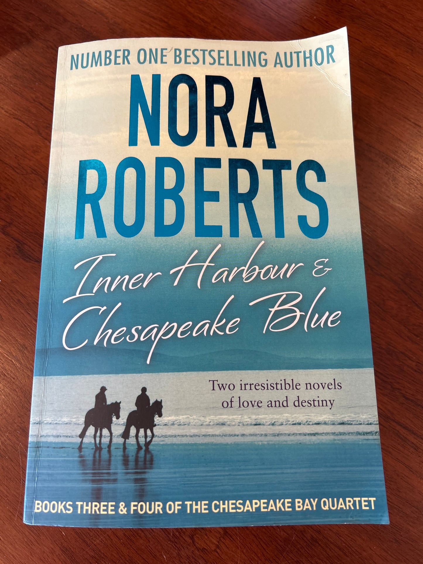 Inner harbour & Chesapeake blue. Nora Roberts. 2014.