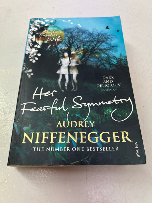 Her fearful symmetry. Audrey Niffenegger. 2010.