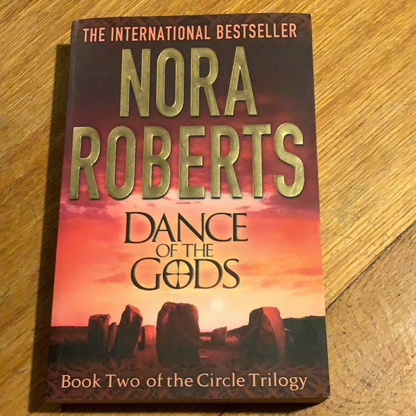 Dance of the gods. Nora Roberts. 2012.