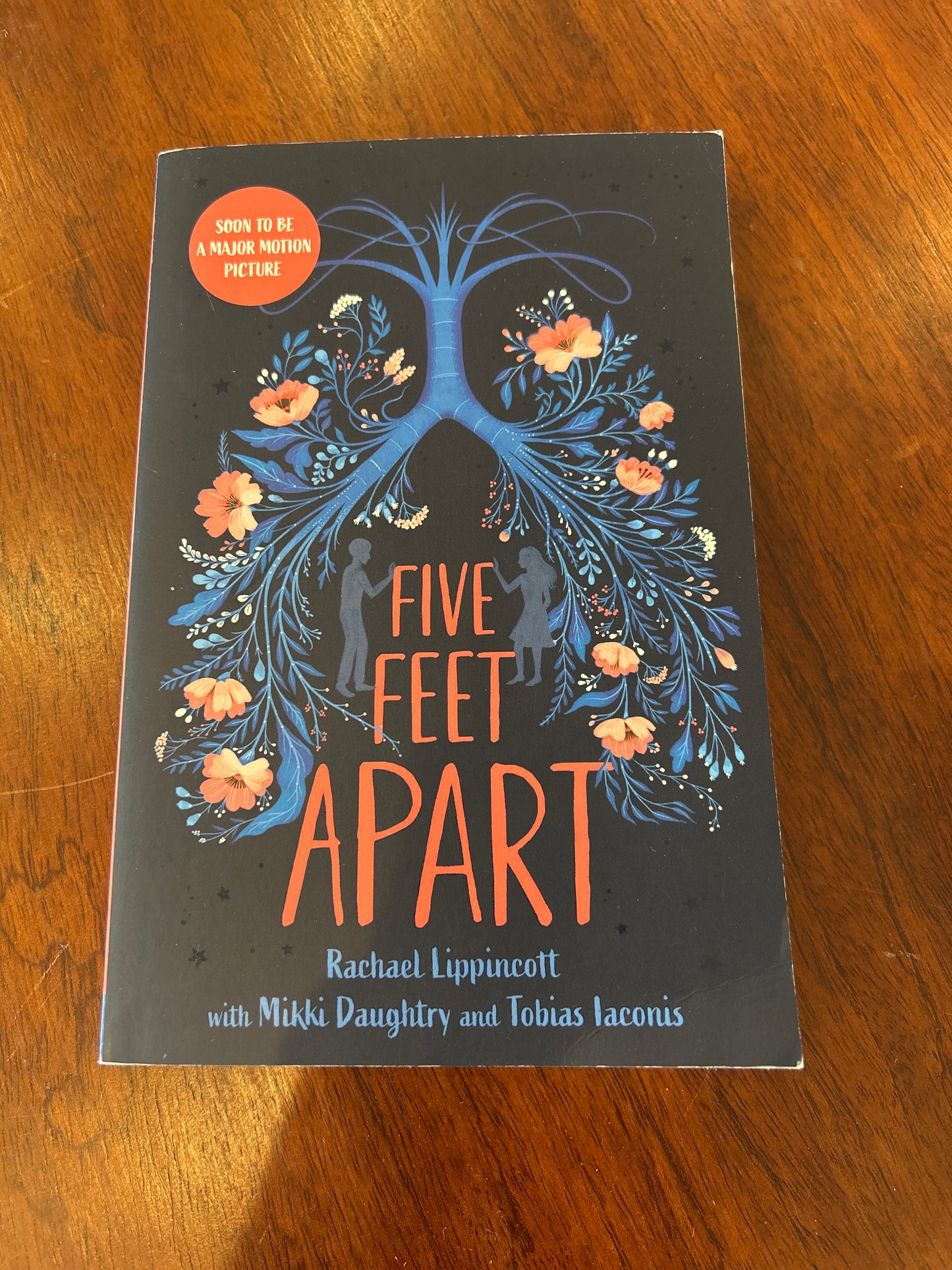 Five feet apart. Rachael Lippincott, Mikki Daughtry & Tobias Iaconis. 2018.