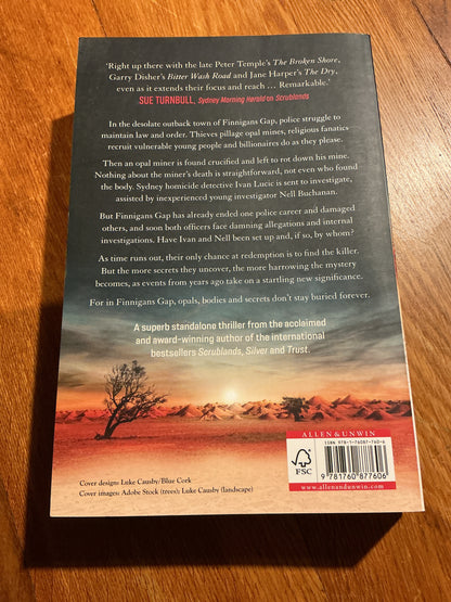 Treasure & dirt. Chris Hammer. 2021.