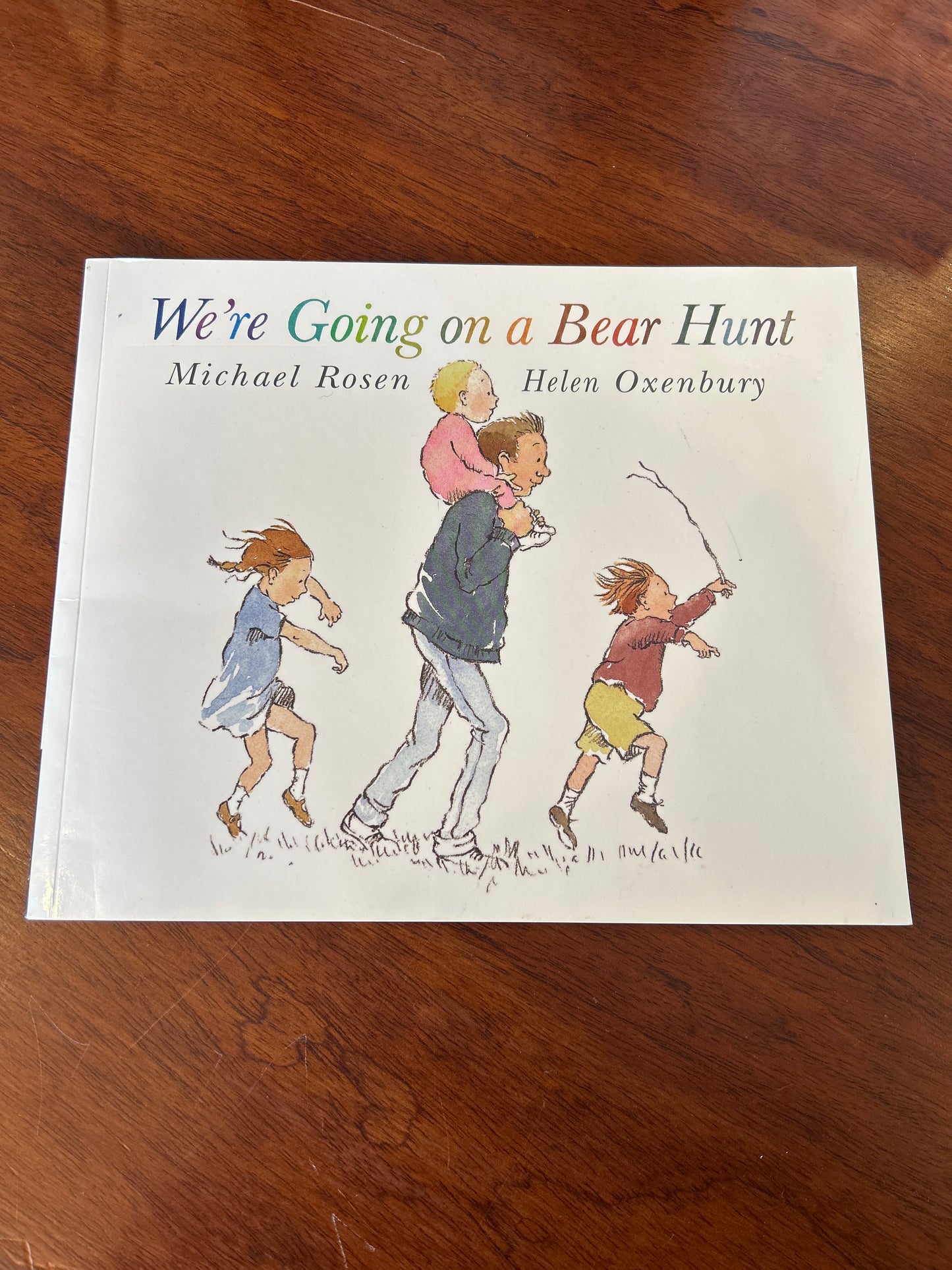 We're going on a bear hunt. Michael Rosen & Helen Oxenbury. 2015.