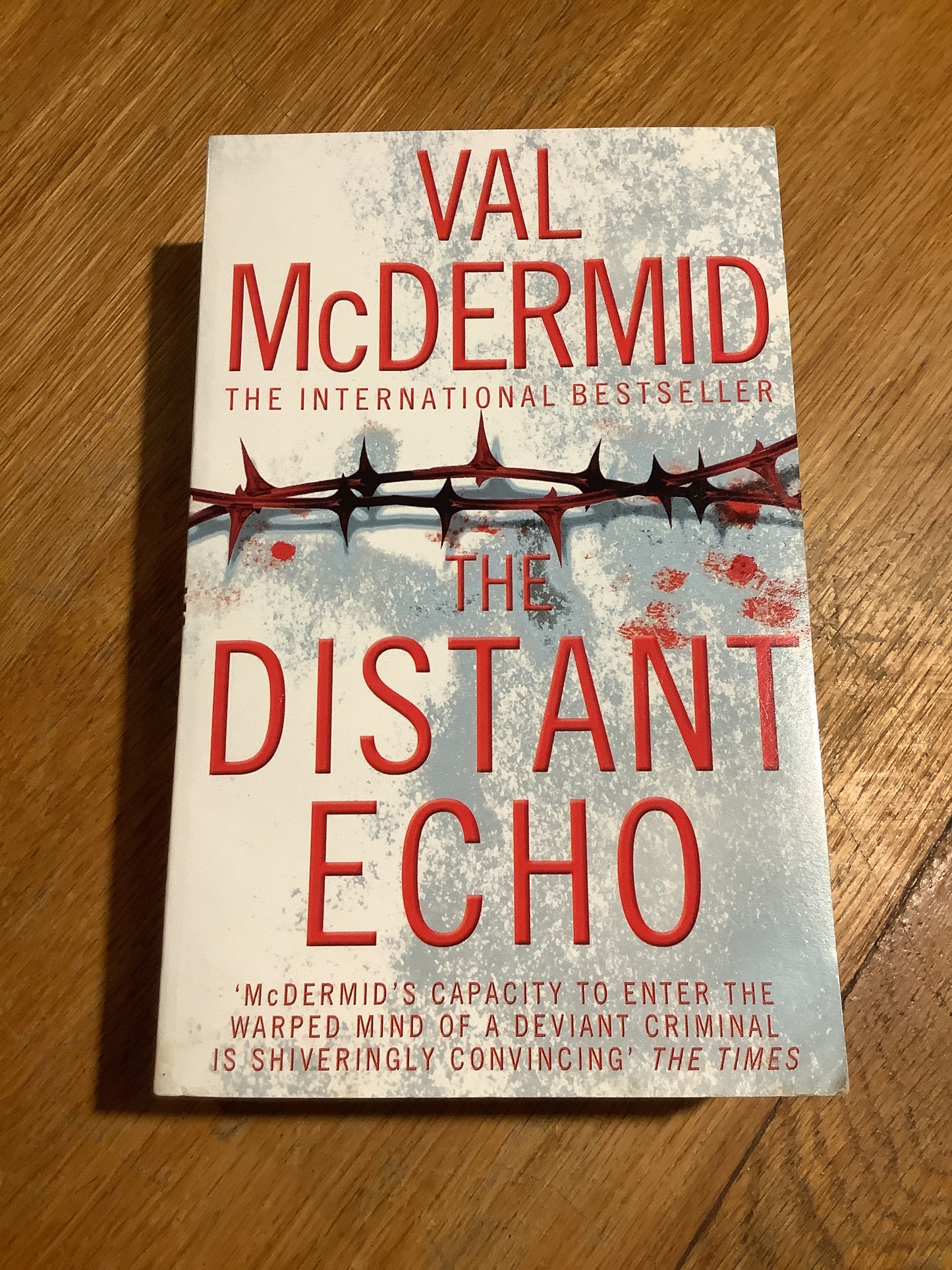 Distant echo. Val McDermid. 2011.