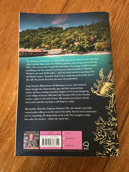 Murder on Mustique. Anne Glenconner. 2020.