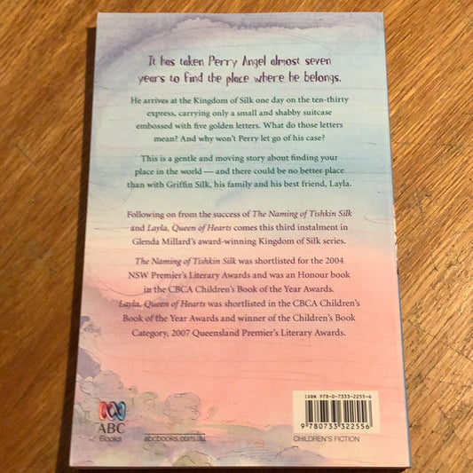 Perry Angel’s suitcase. Glenda Millard. 2009.