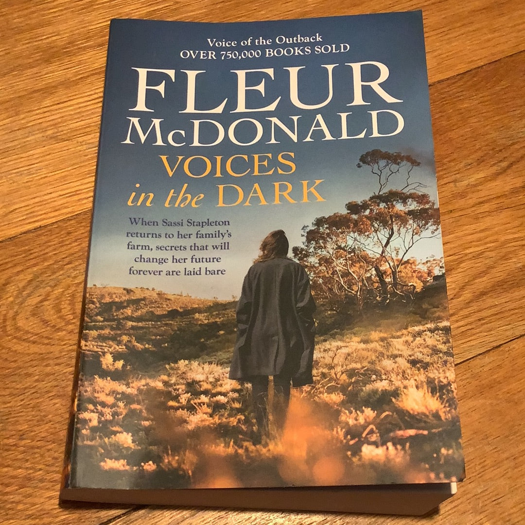 Voices in the dark. Fleur McDonald. 2023.