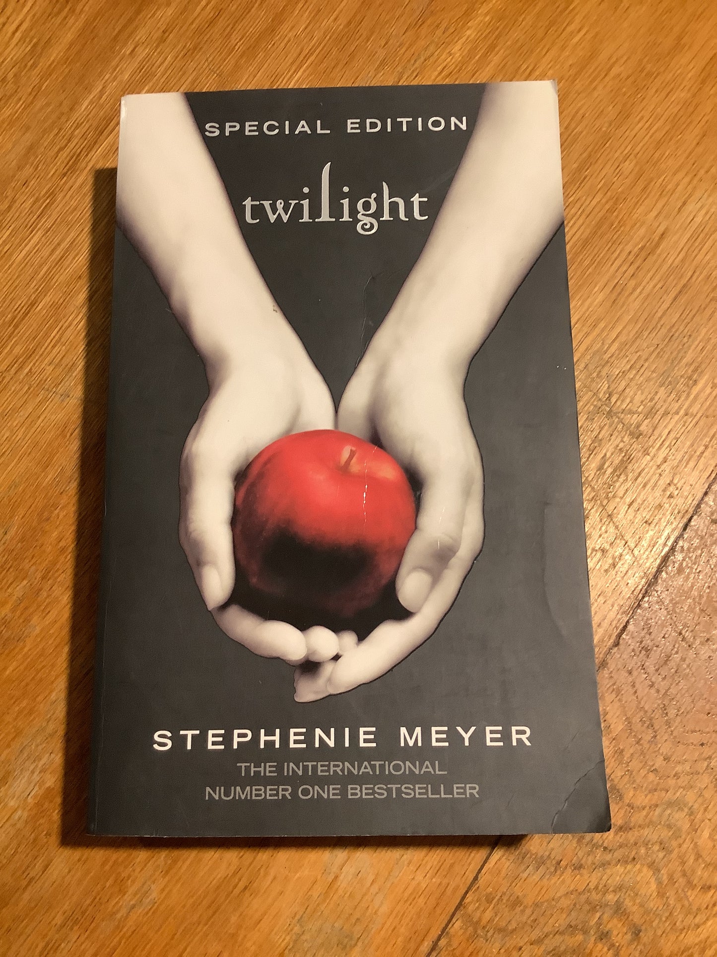 Twilight. Stephenie Meyer. 2008.