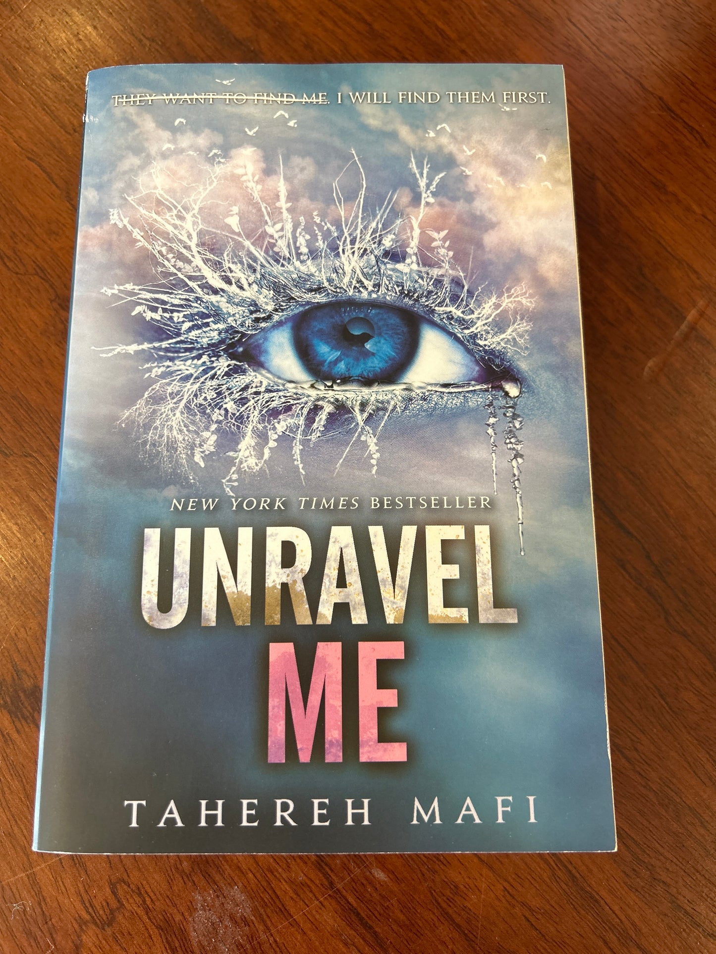 Unravel me. Tahereh Mafi. 2013.