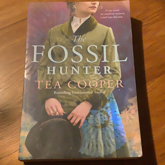 Fossil hunter. Tea Cooper. 2021.