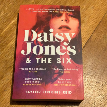 Daisy Jones & the six. Taylor Jenkins Reid. 2020.