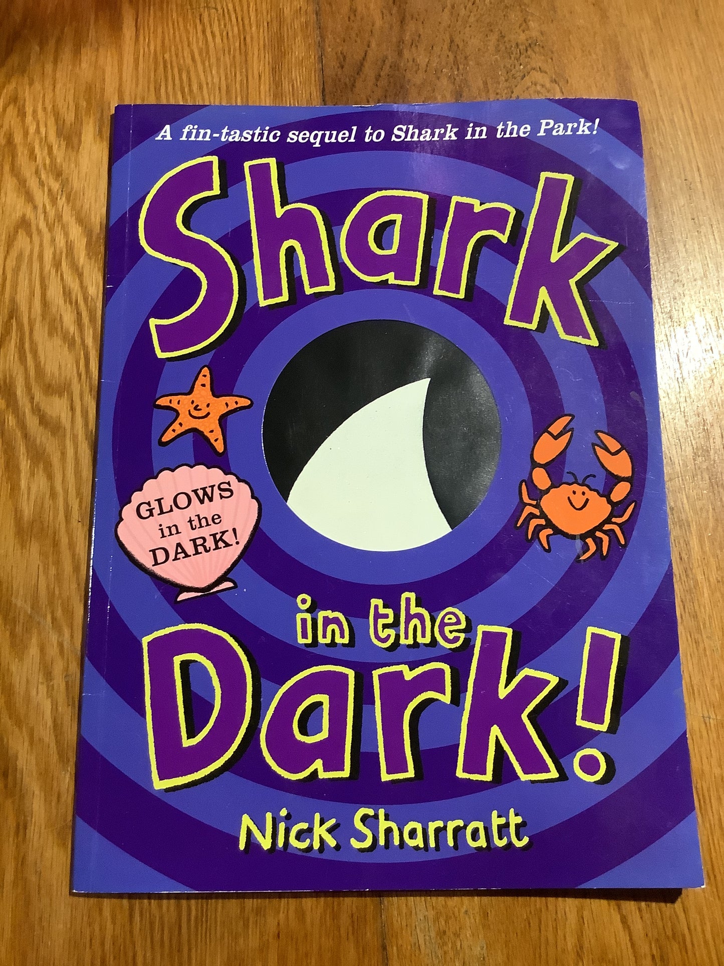 Shark in the dark. Nick Sharratt. 2010.