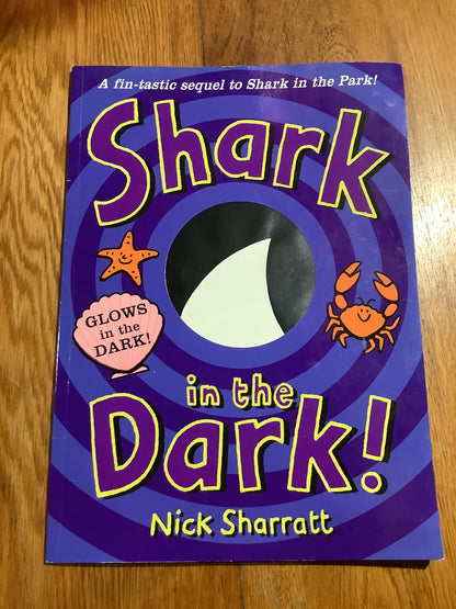 Shark in the dark. Nick Sharratt. 2010.
