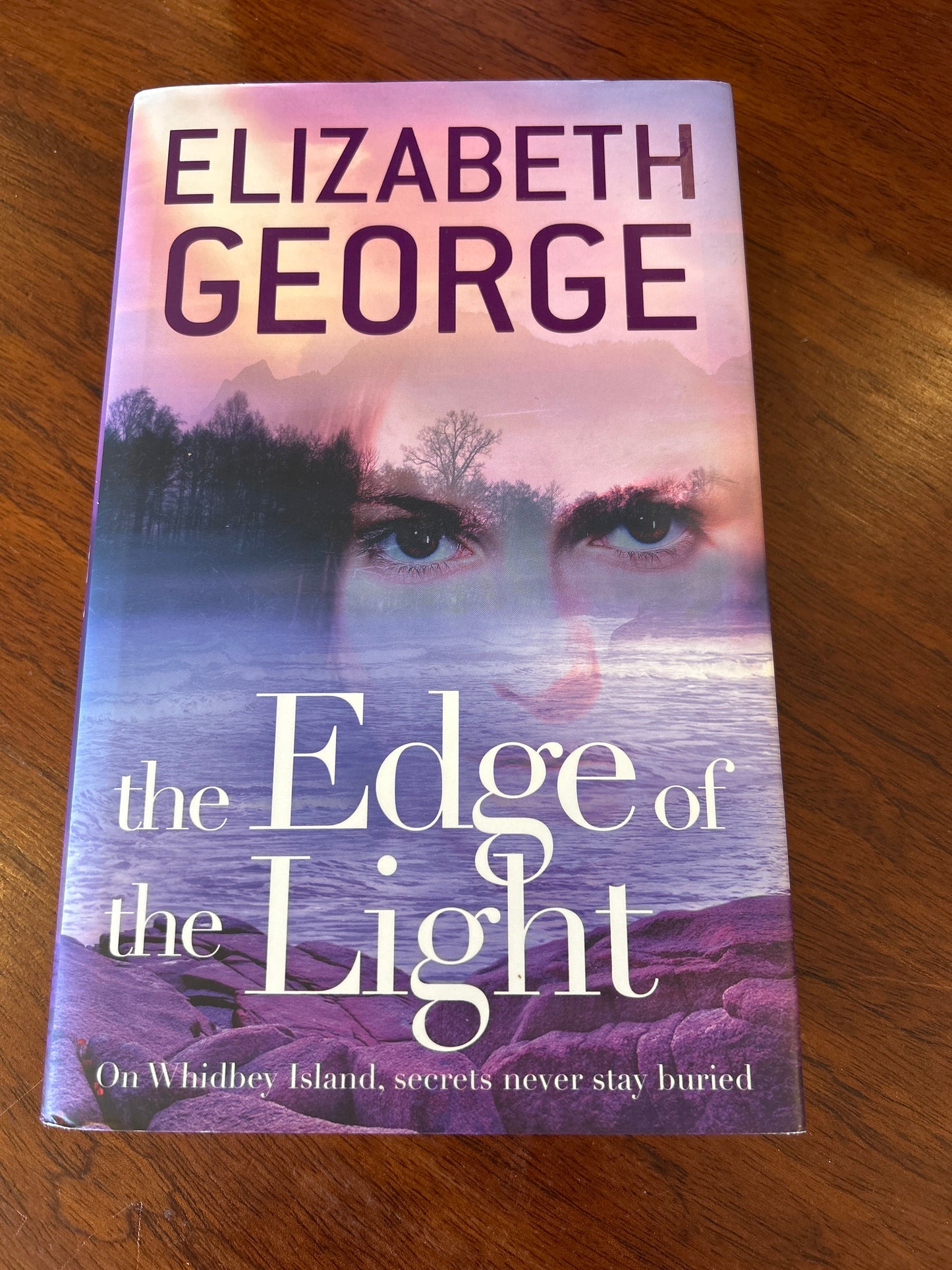 Edge of the light. Elizabeth George. 2016.