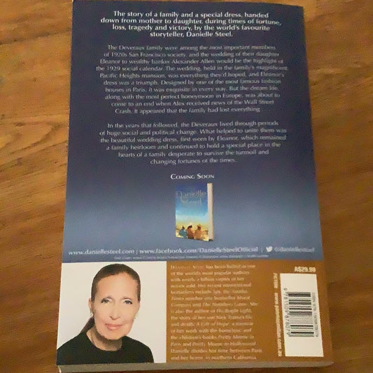 Wedding dress. Danielle Steel. 2020.