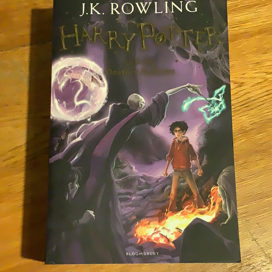 Harry Potter & the deathly hallows. J.K. Rowling.