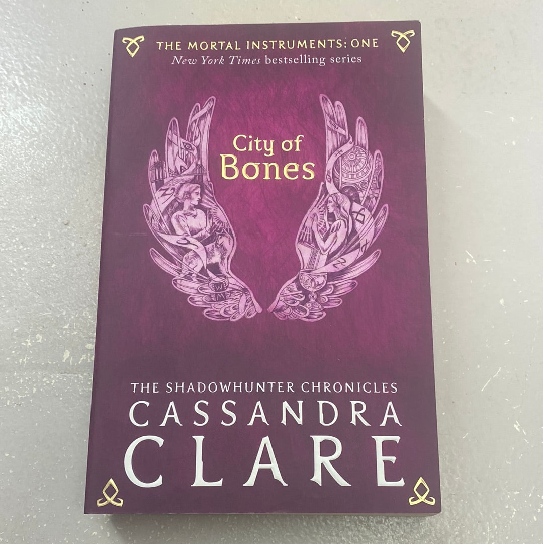 City of bones. Cassandra Clare. 2007.