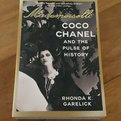 Mademoiselle Coco Chanel and the pulse of history. Rhonda Garelick. 2014.