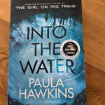 Into the water. Paula Hawkins. 2017.