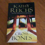 Cross bones. Kathy Reichs. 2005.