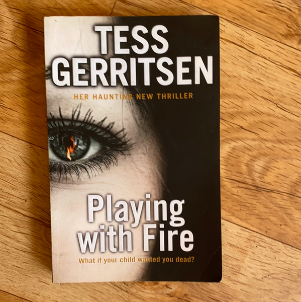 Playing with fire. Tess Gerritsen. 2015.