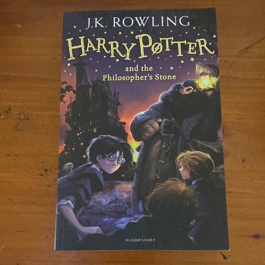 Harry Potter & the Philosopher's stone. J.K. Rowling.