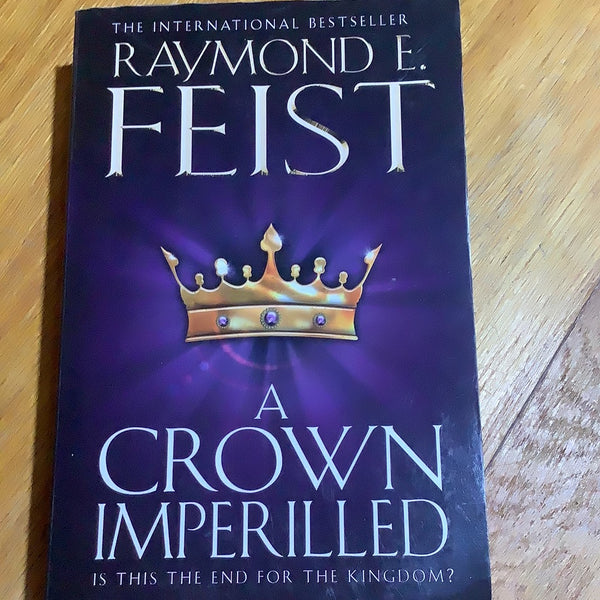 Crown imperilled (Chaoswar Bk.2). Raymond Feist. 2012.