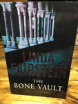Bone vault. Linda Fairstein. 2003.