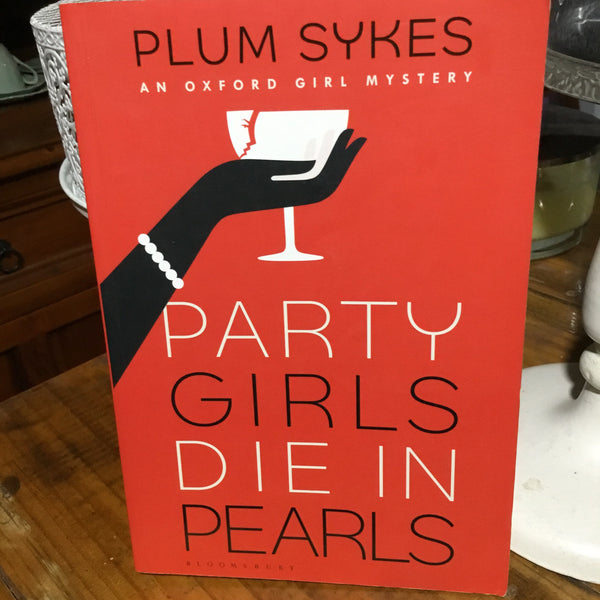Party girls die in pearls. Plum Sykes. 2017.