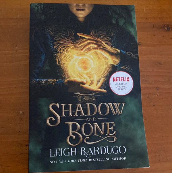 Shadow and bone. Leigh Bardugo. 2018.